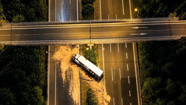Kimyasal yüklü TIR Düzce'de devrildi, trafik yönlendirildi