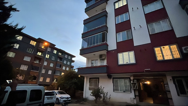Gaziantep'te aile faciası... Evli çift ve oğulları 2'nci kattan düştü: 1 ölü, 2 yaralı