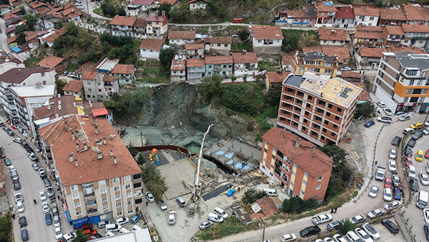 Tokat'ta yol çöktü: 2 katlı ev tahliye edildi
