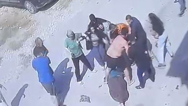 Adana'da çocuk gürültüsü kavgası kana bulandı: Zincirli, keserli saldırı kamerada