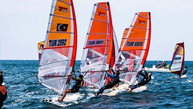 Yelken yarışları Foça’ya renk kattı