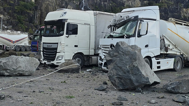 TIR parkında facia: Yamaçtan kopan kayalar araçların üzerine düştü