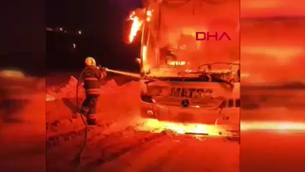 Hatay’da korkutan anlar: Seyir halindeki otobüs alev alev yandı