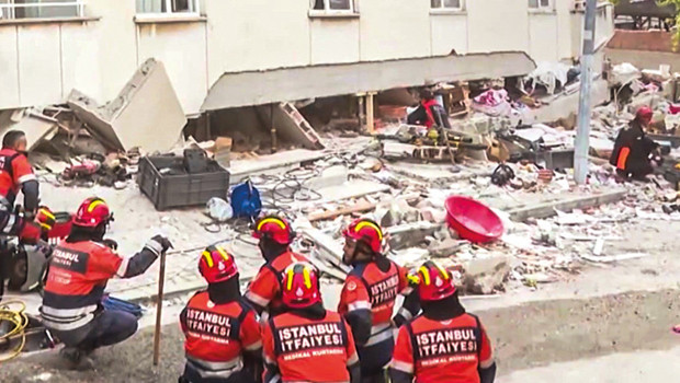 İstanbul: Maltepe'de çöklen binanın üst 2 katı kaçak