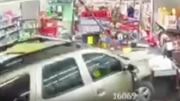 Fren yerine gaza bastı, otomobille markete daldı: O anlar kamerada