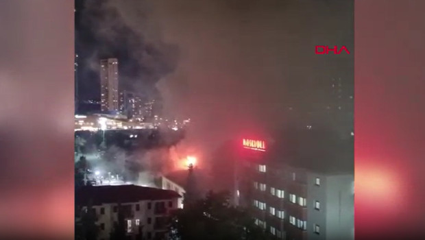 Kartal'da hastanenin çatısında yangın