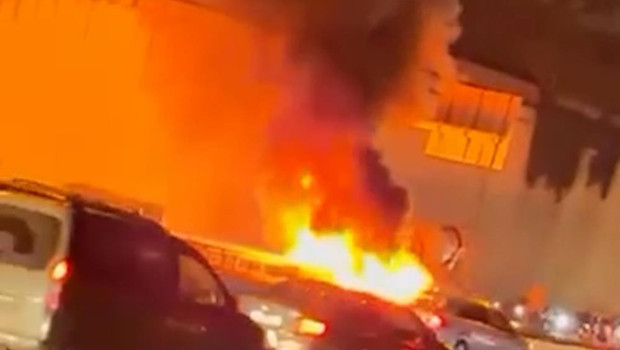 Sarıyer’de trafik kazası! 2 araç alev topuna döndü haber görseli