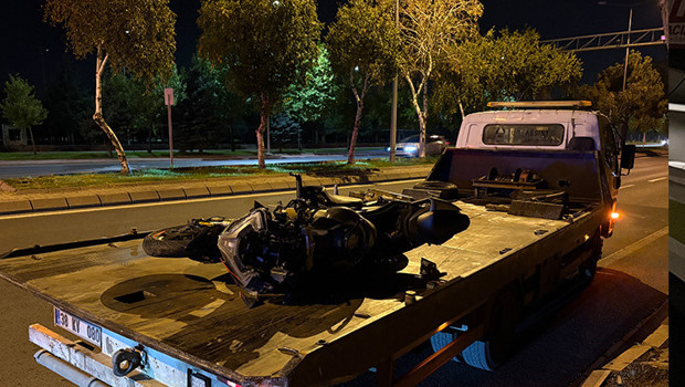 Önce otomobile sonra levhaya çarptı: 50 metre sürüklendi