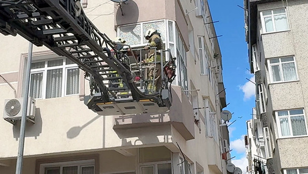 Avcılar'da yangın paniği: Anahtarını içeride unutan ailelerin imdadına itfaiye yetişti