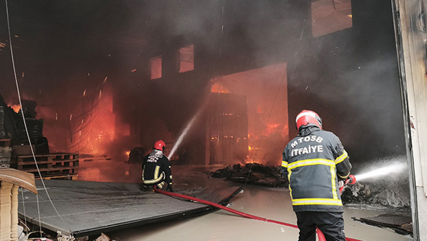 Mersin'de tütün işleme tesisinde yangın