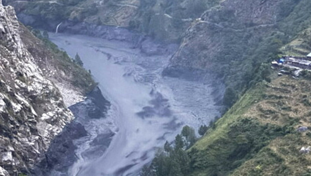 Dağcılar Nepal'de mahsur kaldı: Sel felaketi yolları kapattı