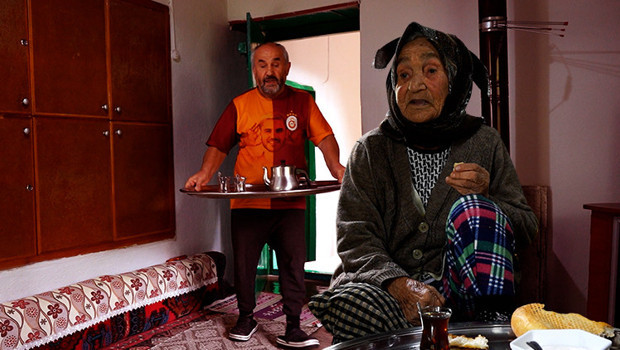 Yürek ısıtan fedakarlık: Görme ve işitme engelli Ömer, 94 yaşındaki annesine bebek gibi bakıyor haber görseli