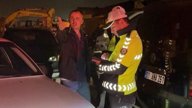 Alkollü sürücü polisten kaçamadı: Basın mensubuna saldırı haber görseli
