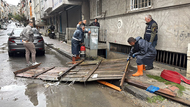 İstanbul'da bodrum katta can pazarı: Su basan dairede mahsur kalan vatandaş kurtarıldı