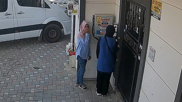 Adana'da eşarp ve plastik aparatla hırsızlık: Güvenlik kamerası ele verdi