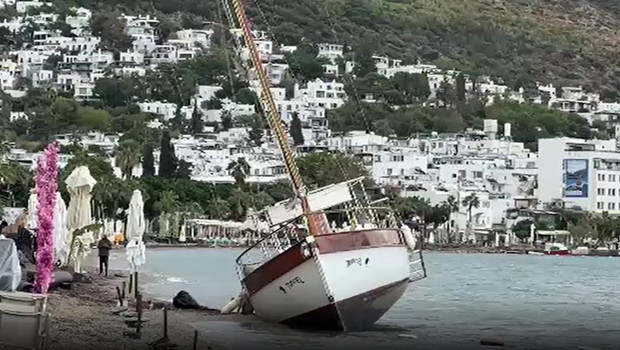 Bodrum'da olumsuz hava koşulları: 15 metrelik yelkenli tekne sahile vurdu
