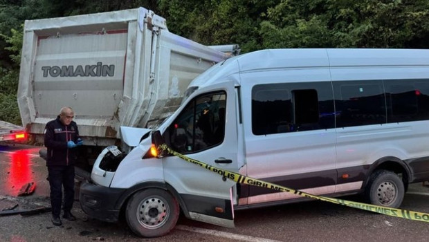 Yolcu minibüsü ile kamyonun çarpıştı: 1 ölü, 23 yaralı