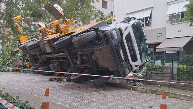 Kadıköy'de devrilen vinç 11 katlı binaya çarptı! Cadde trafiğe kapatıldı