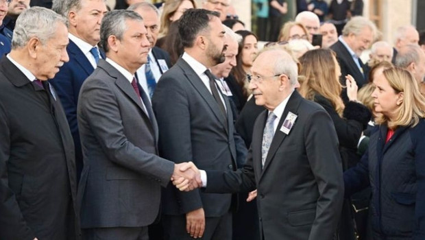 Tokalaştı ama yüzüne bakmadı