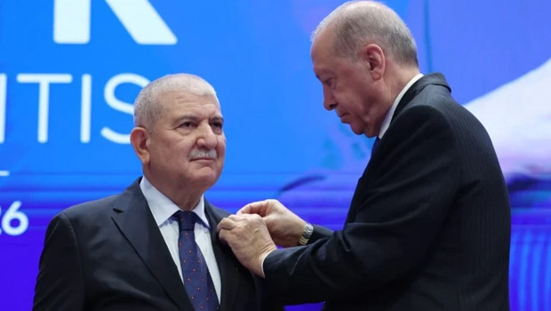Cumhurbaşkanı Erdoğan, AK Parti'ye katılan Bursa Milletvekili Torun'a rozetini taktı haber görseli