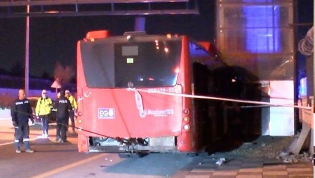 Ankara'da belediye otobüsü üst geçide çarptı: 24 yaralı