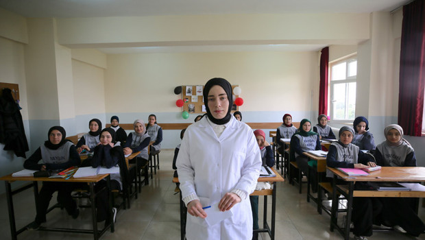 Kendisini okula kazandıran öğretmenlerinin yolundan gidiyor