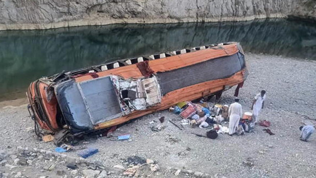 Pakistan'da otobüs kazası: 10 ölü, 32 yaralı