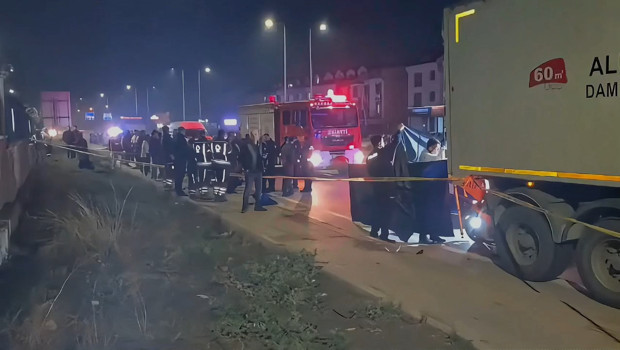 Emniyet şeridinde park halindeki TIR’a çarpan motosikletin sürücüsü öldü