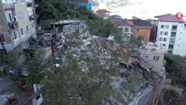 Zonguldak'ta çöken bina böyle görüntülendi