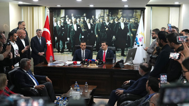 AK Partili İnan’dan Özel’e sert sözler: Türk demokrasi tarihinin gördüğü en çapsız, en vizyonsuz muhalefet liderliği