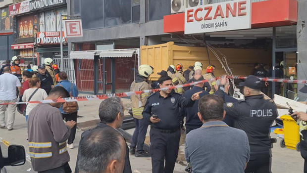 Pendik'te feci kaza! Hafriyat kamyonu eczaneye girdi: Yaralılar var
