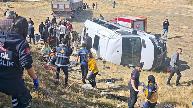 Aynı yöne gidiyorlardı kaza şarampolde bitti! Minibüsteki 11 yolcu yaralandı