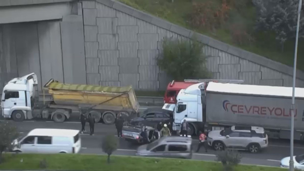 Bağcılar'da zincirleme trafik kazası: Yaralılar var