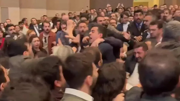İstanbul Barosunun 128. Olağan Genel Kurulu'nda yumruklu kavga