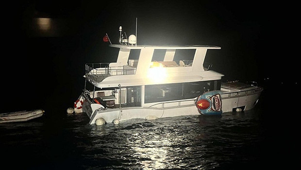 Ayvacık açıklarında tehlikeli anlar: Su alan teknedeki 2 kişi kurtarıldı