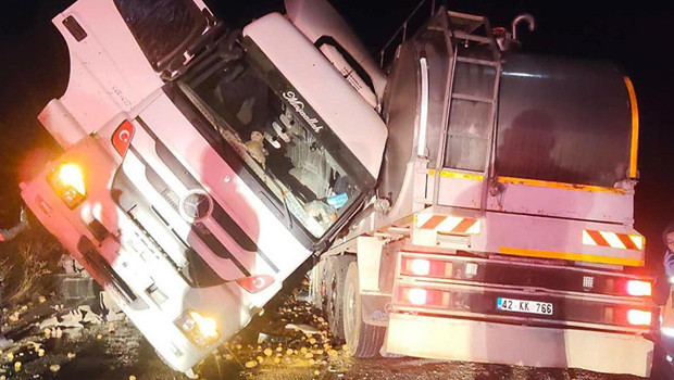 Aynı yönde giden Tanker ile TIR çarpıştı: Sürücü kabinde can verdi