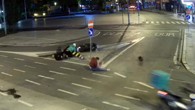 Yola aniden çıkan motosiklet kazaya neden oldu: 3 kişi asfalta savruldu