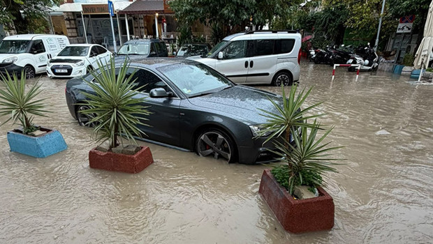 Çeşme’de şiddetli yağış | Hayat felç oldu, arabalar suya gömüldü