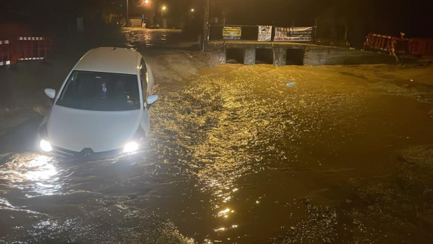 Yol çöktü, araç içine düştü!