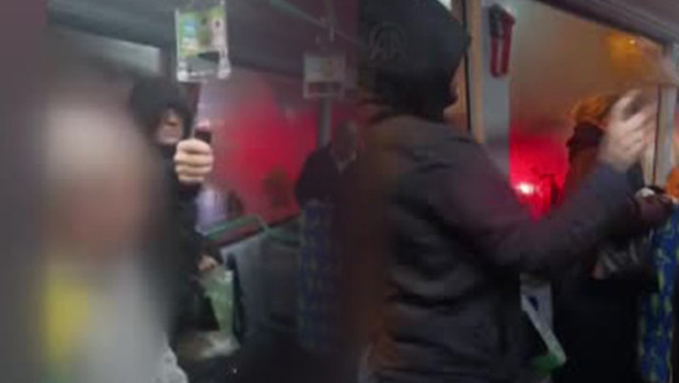 Kadıköy'de İETT otobüsünde panik: Kadına vurdu, yolculara biber gazı sıkıp kaçtı