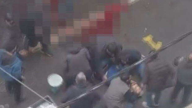 Pazar yerinde 'tezgah' kavgası kanlı bitti: Biri çocuk 6 kişi bıçaklandı