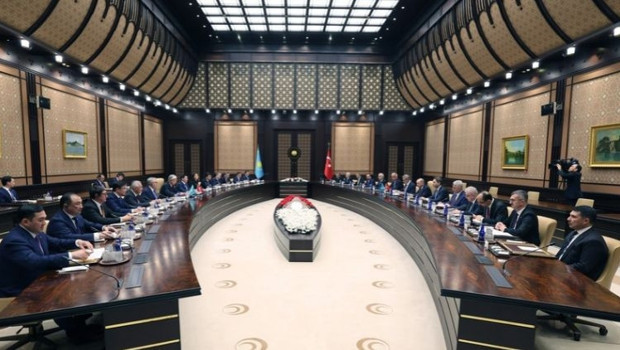 Bakan Bayraktar, Kazakistan Enerji Bakanı Akkenzhenov ile görüştü