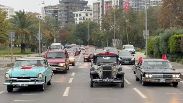Kadıköy'de klasik otomobillerle 29 Ekim Cumhuriyet Bayramı korteji