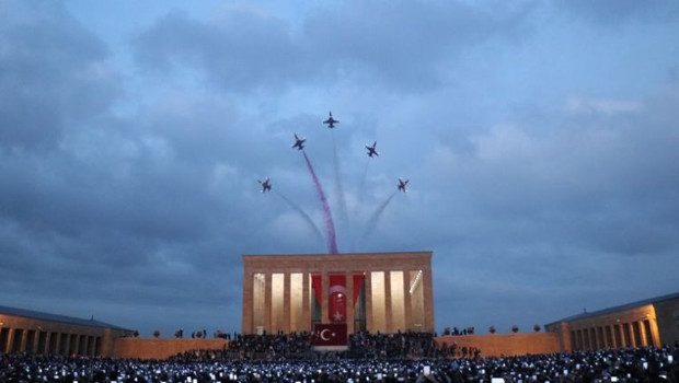 Türk Yıldızları'ndan Anıtkabir’de saygı uçuşu