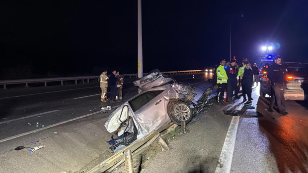 Çanakkale’de otomobil aydınlatma direğine çarptı: 2 ölü