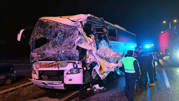 Edirne'de tur otobüsü, TIR'a arkadan çarptı: 10 yaralı