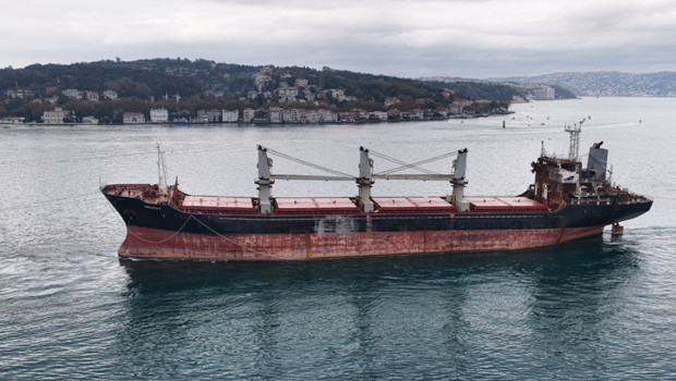 Rusya'da İHA saldırısına uğrayan ı 'Aroyat' isimli gemi İstanbul Boğazı'ndan geçti