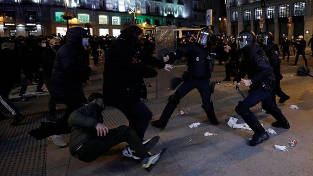 İspanyol polisi sokak şiddeti ve yağmalama girişimlerini önlemek için alarma geçti