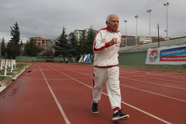 Türkiyenin lisanslı en yaşlı atleti