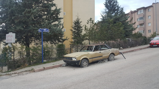 Sarı izli yolda engel
